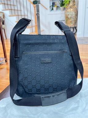 Gucci Black GG Canvas Messenger Crossbody Shoulder Bag Small Unisex